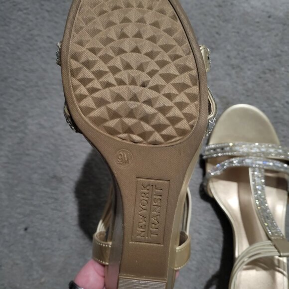 Women's NY Transit Gold Wedges Size 9 - Picture 3 of 3